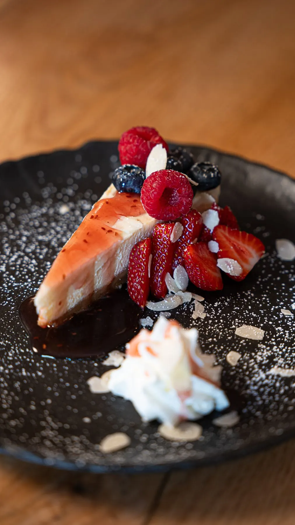 Käsekuchen mit frischen Beeren