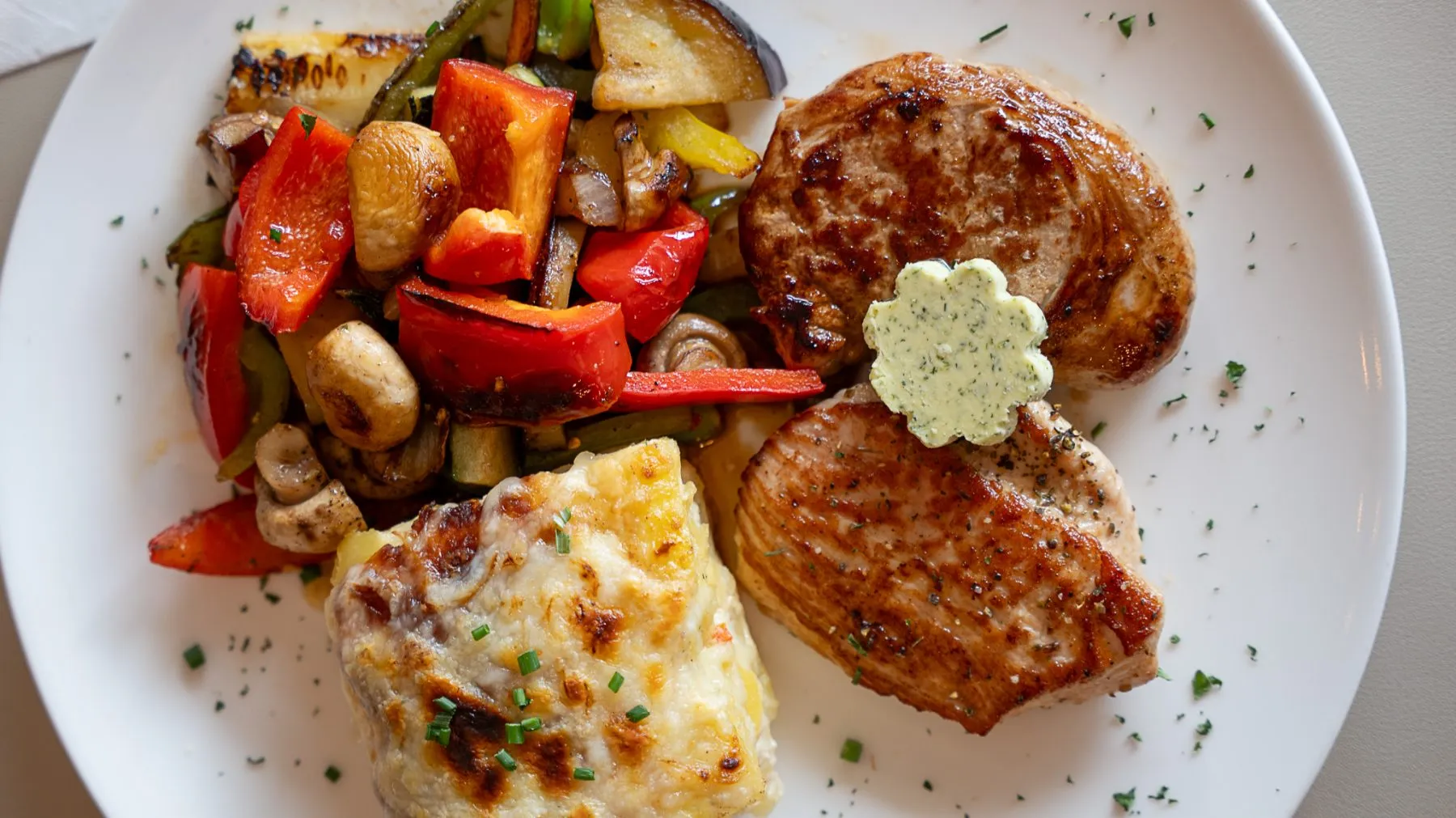 Gegrilltes Kotelett mit Gemüse im Dubrovnik in Reinbek